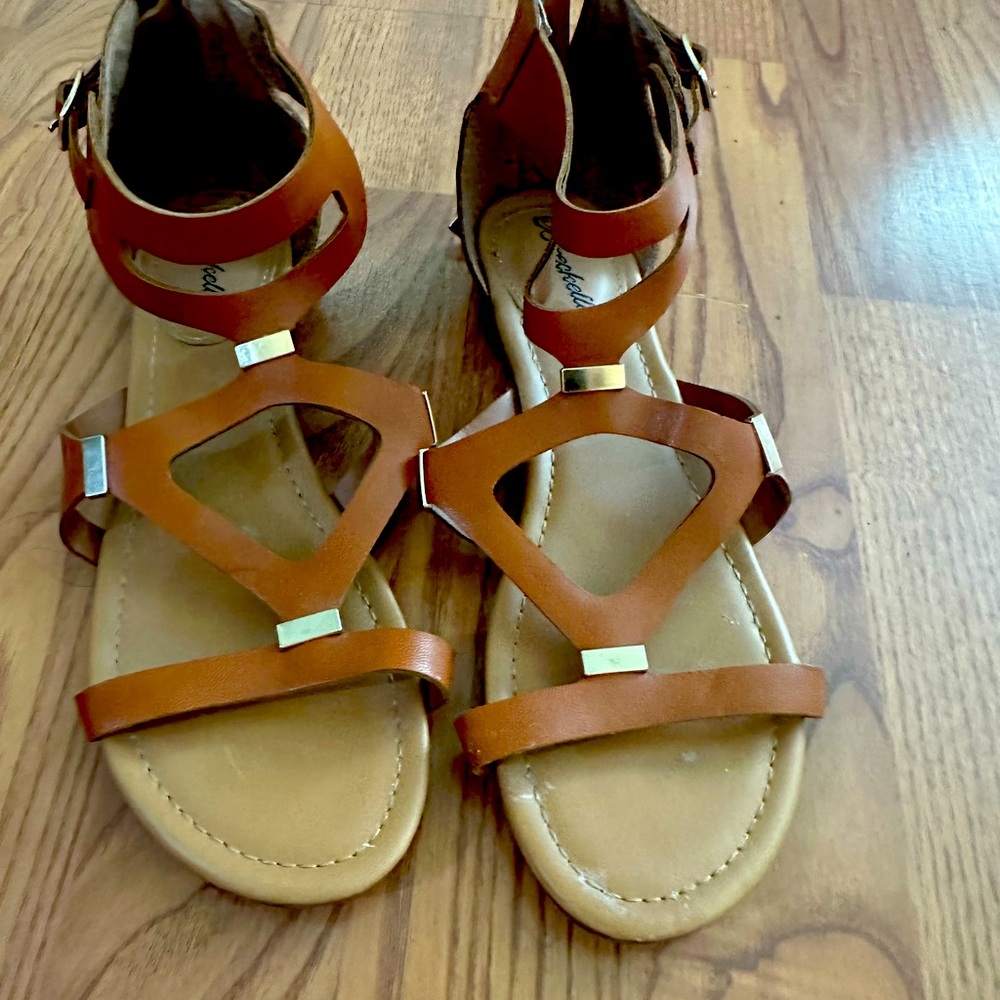 Sz 6 sandals . NWOT.